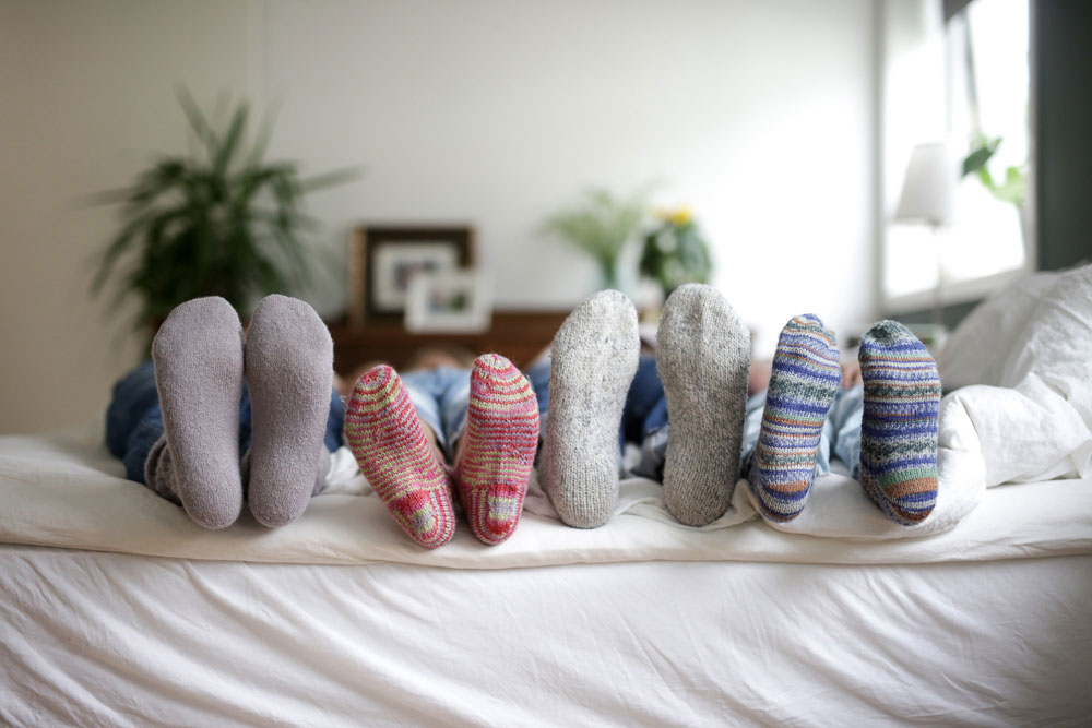 Fire par føtter med raggsokker